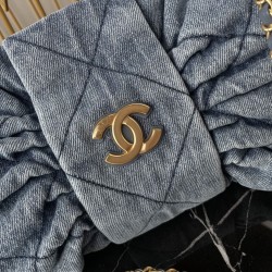 680 Chanel 25C fall and winter runway bow bag design and style analysis Material variety of styles changeable practical aesthetics of everyday elegance despite the appearance of charming and exquisite practicality and capacity has also been a perfect bala