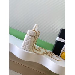 610 Chanel Sheepskin Mandarin Ducks Buckle 25C LP Handle Cosmetic Bag Box Bag Color very classic and durable shape pleasant pleasant capacity is also very large sun put two large cell phones is also more than enough love love shoulder strap can also be fr