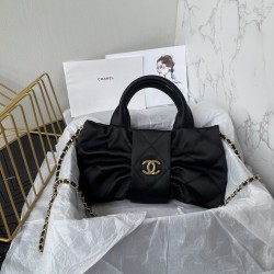 650 Chanel 25C fall and winter runway bow bag design and style analysis Material variety of styles changeable practical aesthetics of daily elegance despite the appearance of charming and exquisite practicality and capacity has also been a perfect balance