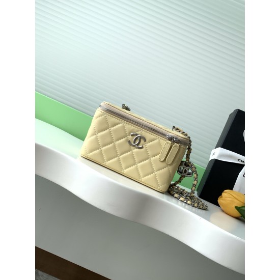 680 25b new cosmetic bag lambskin really exquisite Oh high value enamel logo double C adjustable buckle is a highlight more and more love this cosmetic bag with hand carry is very beautiful ah with any clothes can make you absolutely beautiful Model No. A