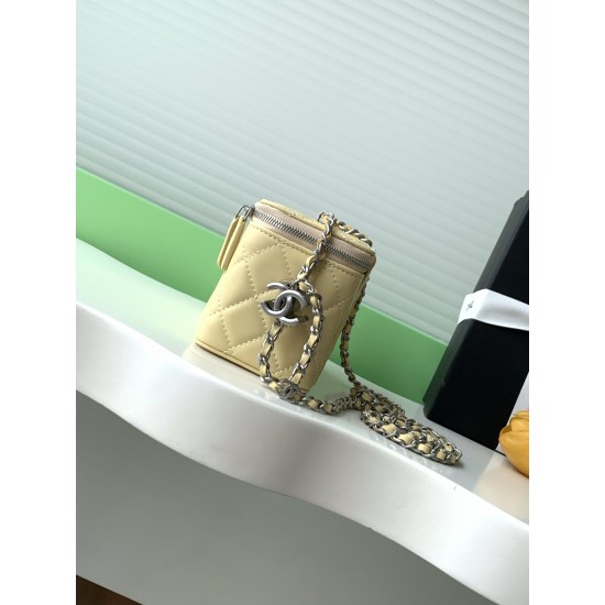 680 25b new cosmetic bag lambskin really exquisite Oh high value enamel logo double C adjustable buckle is a highlight more and more love this cosmetic bag with hand carry is very beautiful ah with any clothes can make you absolutely beautiful Model No. A