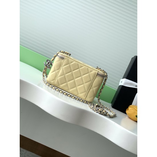 680 25b new cosmetic bag lambskin really exquisite Oh high value enamel logo double C adjustable buckle is a highlight more and more love this cosmetic bag with hand carry is very beautiful ah with any clothes can make you absolutely beautiful Model No. A