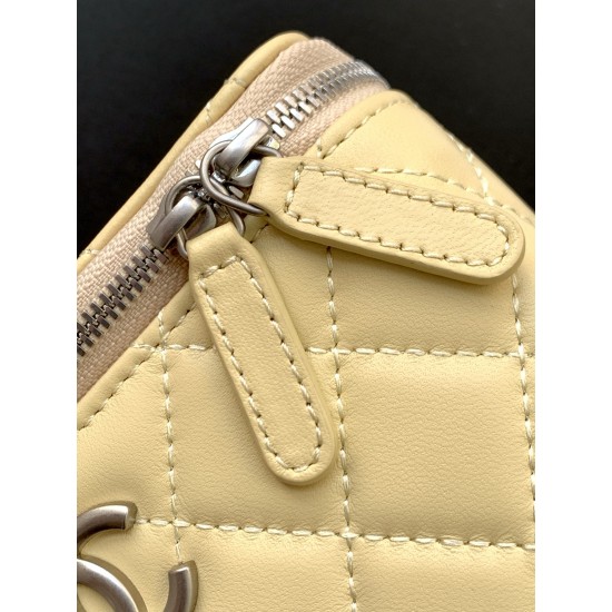 680 25b new cosmetic bag lambskin really exquisite Oh high value enamel logo double C adjustable buckle is a highlight more and more love this cosmetic bag with hand carry is very beautiful ah with any clothes can make you absolutely beautiful Model No. A