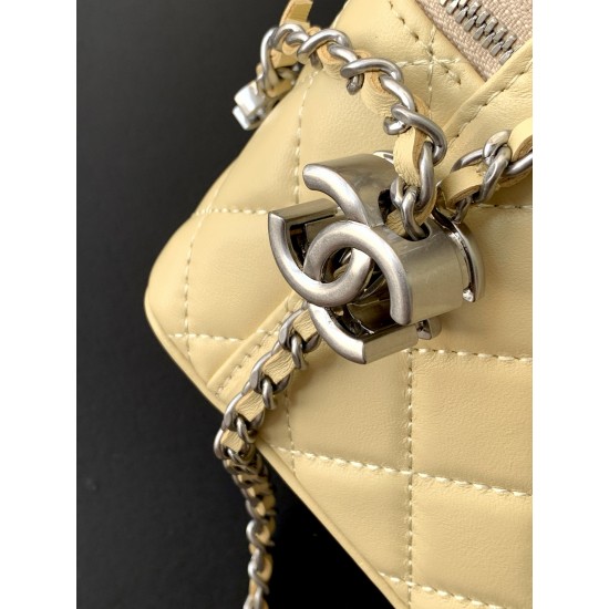 680 25b new cosmetic bag lambskin really exquisite Oh high value enamel logo double C adjustable buckle is a highlight more and more love this cosmetic bag with hand carry is very beautiful ah with any clothes can make you absolutely beautiful Model No. A