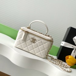 750 diamond buckle flash thousand gold sense Chanel diamond buckle in kind is really beautiful thousand gold both visual sense more exquisite than ever chain hole and metal bar above the letters are this with small fine diamonds under different light flas