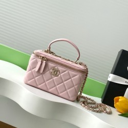 750 diamond buckle flash thousand gold sense Chanel diamond buckle in kind is really beautiful thousand gold both visual sense more exquisite than ever chain hole and metal bar above the letters are this with small fine diamonds under different light flas