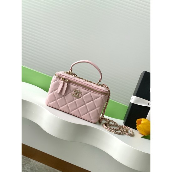 750 diamond buckle flash thousand gold sense Chanel diamond buckle in kind is really beautiful thousand gold both visual sense more exquisite than ever chain hole and metal bar above the letters are this with small fine diamonds under different light flas