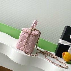 750 diamond buckle flash thousand gold sense Chanel diamond buckle in kind is really beautiful thousand gold both visual sense more exquisite than ever chain hole and metal bar above the letters are this with small fine diamonds under different light flas