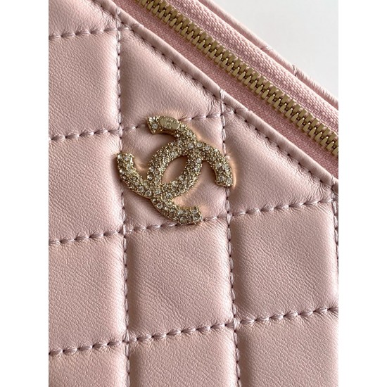 750 diamond buckle flash thousand gold sense Chanel diamond buckle in kind is really beautiful thousand gold both visual sense more exquisite than ever chain hole and metal bar above the letters are this with small fine diamonds under different light flas