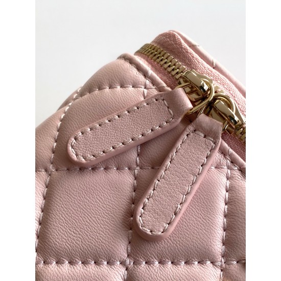 750 diamond buckle flash thousand gold sense Chanel diamond buckle in kind is really beautiful thousand gold both visual sense more exquisite than ever chain hole and metal bar above the letters are this with small fine diamonds under different light flas