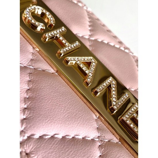750 diamond buckle flash thousand gold sense Chanel diamond buckle in kind is really beautiful thousand gold both visual sense more exquisite than ever chain hole and metal bar above the letters are this with small fine diamonds under different light flas