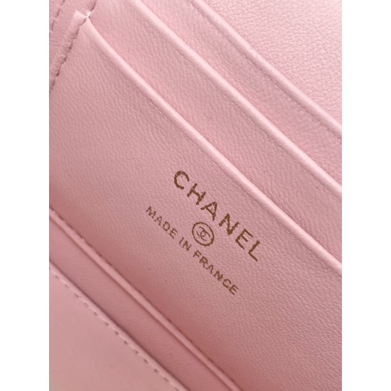 750 diamond buckle flash thousand gold sense Chanel diamond buckle in kind is really beautiful thousand gold both visual sense more exquisite than ever chain hole and metal bar above the letters are this with small fine diamonds under different light flas