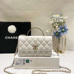 580 Chane1 24P Rhinestone Handle Woc Fragrance really fall in love at a glance Handle and Logo rhinestone details Blingbling really too la lining just enough size will be a high use of the bag AP3797 Size 185116cm