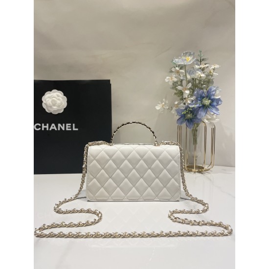 580 Chane1 24P Rhinestone Handle Woc Fragrance really fall in love at a glance Handle and Logo rhinestone details Blingbling really too la lining just enough size will be a high use of the bag AP3797 Size 185116cm