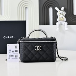 600 25P black and silver handle box bag handle really absolutely absolutely beautiful vintage gorgeous exquisite like a work of art woc capacity is also very large and practical with light silver hardware double C buckle design is also very special there 