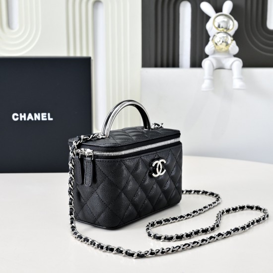 600 25P black and silver handle box bag handle really absolutely absolutely beautiful vintage gorgeous exquisite like a work of art woc capacity is also very large and practical with light silver hardware double C buckle design is also very special there 