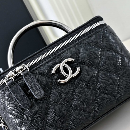 600 25P black and silver handle box bag handle really absolutely absolutely beautiful vintage gorgeous exquisite like a work of art woc capacity is also very large and practical with light silver hardware double C buckle design is also very special there 