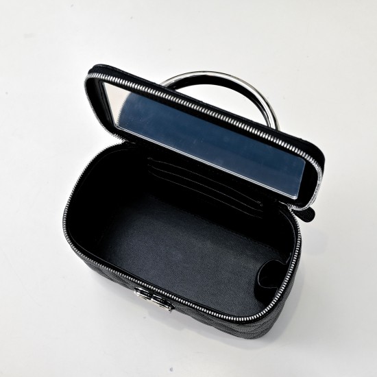 600 25P black and silver handle box bag handle really absolutely absolutely beautiful vintage gorgeous exquisite like a work of art woc capacity is also very large and practical with light silver hardware double C buckle design is also very special there 