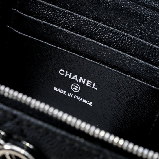 600 25P black and silver handle box bag handle really absolutely absolutely beautiful vintage gorgeous exquisite like a work of art woc capacity is also very large and practical with light silver hardware double C buckle design is also very special there 