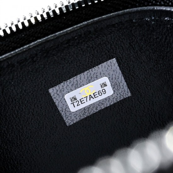 600 25P black and silver handle box bag handle really absolutely absolutely beautiful vintage gorgeous exquisite like a work of art woc capacity is also very large and practical with light silver hardware double C buckle design is also very special there 