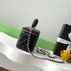 750 diamond buckle flash thousand gold sense Chanel diamond buckle in kind is really beautiful thousand gold both visual sense more exquisite than ever chain hole and metal bar above the letters are this with small fine diamonds under different light flas