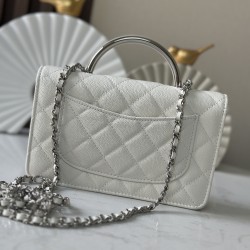 630 New Shipping Chane 25P 25p woc stewardess bag enamel buckle resin wrist hidden models it black and silver color scheme handle can be salted sweet silver logo full organ bag type can be loaded not waste the most important is 25p hidden models bubble Ma