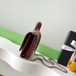 730 Drill Buckle Shining thousand gold Chanel Drill Buckle The real thing is really beautiful thousand gold both look and feel more exquisite than ever Chain hole and the letters on the metal bar are this with small diamonds in different light shines diff