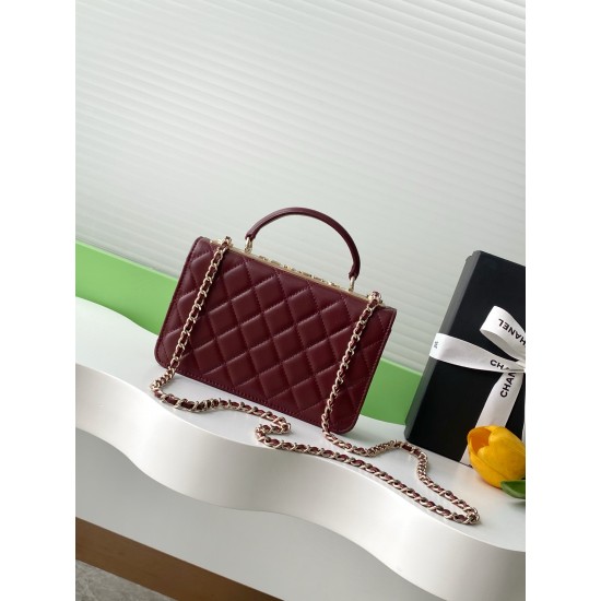 730 Drill Buckle Shining thousand gold Chanel Drill Buckle The real thing is really beautiful thousand gold both look and feel more exquisite than ever Chain hole and the letters on the metal bar are this with small diamonds in different light shines diff