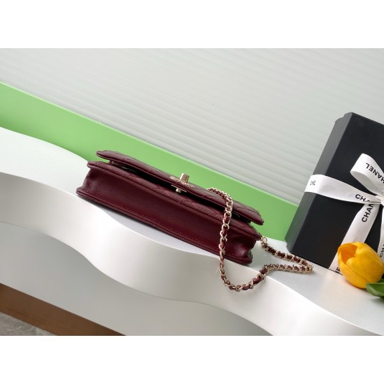 730 Drill Buckle Shining thousand gold Chanel Drill Buckle The real thing is really beautiful thousand gold both look and feel more exquisite than ever Chain hole and the letters on the metal bar are this with small diamonds in different light shines diff