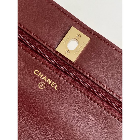 730 Drill Buckle Shining thousand gold Chanel Drill Buckle The real thing is really beautiful thousand gold both look and feel more exquisite than ever Chain hole and the letters on the metal bar are this with small diamonds in different light shines diff