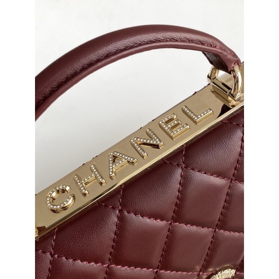 730 Drill Buckle Shining thousand gold Chanel Drill Buckle The real thing is really beautiful thousand gold both look and feel more exquisite than ever Chain hole and the letters on the metal bar are this with small diamonds in different light shines diff