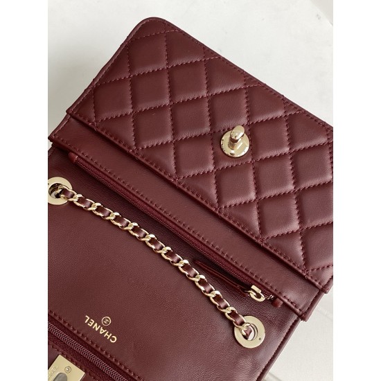 730 Drill Buckle Shining thousand gold Chanel Drill Buckle The real thing is really beautiful thousand gold both look and feel more exquisite than ever Chain hole and the letters on the metal bar are this with small diamonds in different light shines diff