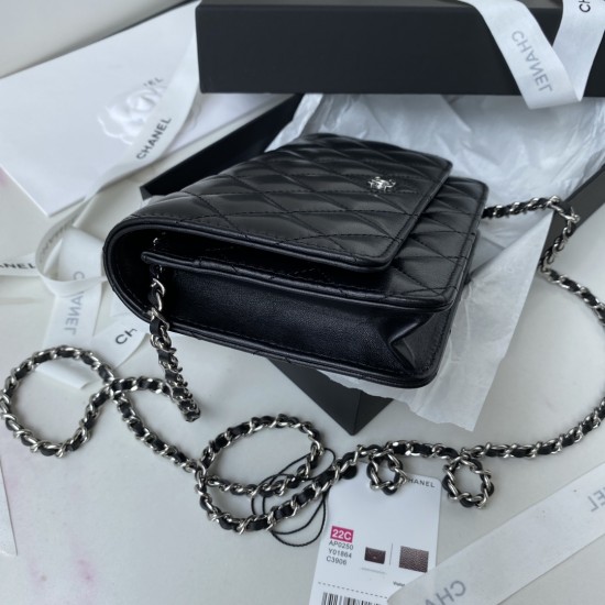510 2020 spring and summer new version of WOC wealth bag lambskin classic diamond check and leather through the classic design of the metal chain appearance and the previous classic Woc the same difference is that the inner zipper into a metal button also