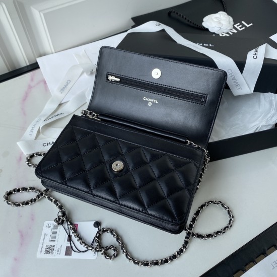 510 2020 spring and summer new version of WOC wealth bag lambskin classic diamond check and leather through the classic design of the metal chain appearance and the previous classic Woc the same difference is that the inner zipper into a metal button also