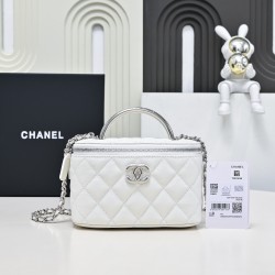 600 25P black and silver handle box bag handle really absolutely absolutely beautiful vintage gorgeous exquisite like a work of art woc capacity is also very large and practical with light silver hardware double C buckle design is also very special there 