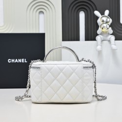 600 25P black and silver handle box bag handle really absolutely absolutely beautiful vintage gorgeous exquisite like a work of art woc capacity is also very large and practical with light silver hardware double C buckle design is also very special there 