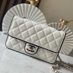 650 enamel buckle latest wocohanel25 summer preview series black and white chain wallet capacity space is just right practical and fashionable absolutely beautiful bag practical really flash to the tip of the heart this time the designer changes the light
