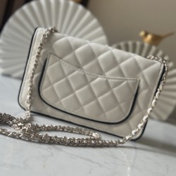 650 enamel buckle latest wocohanel25 summer preview series black and white chain wallet capacity space is just right practical and fashionable absolutely beautiful bag practical really flash to the tip of the heart this time the designer changes the light
