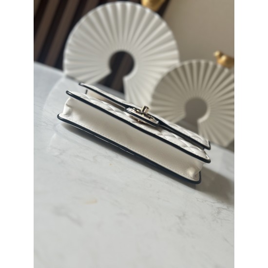 650 enamel buckle latest wocohanel25 summer preview series black and white chain wallet capacity space is just right practical and fashionable absolutely beautiful bag practical really flash to the tip of the heart this time the designer changes the light