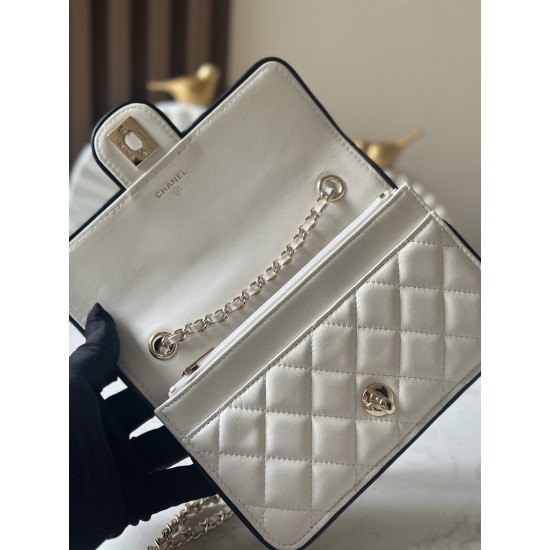 650 enamel buckle latest wocohanel25 summer preview series black and white chain wallet capacity space is just right practical and fashionable absolutely beautiful bag practical really flash to the tip of the heart this time the designer changes the light