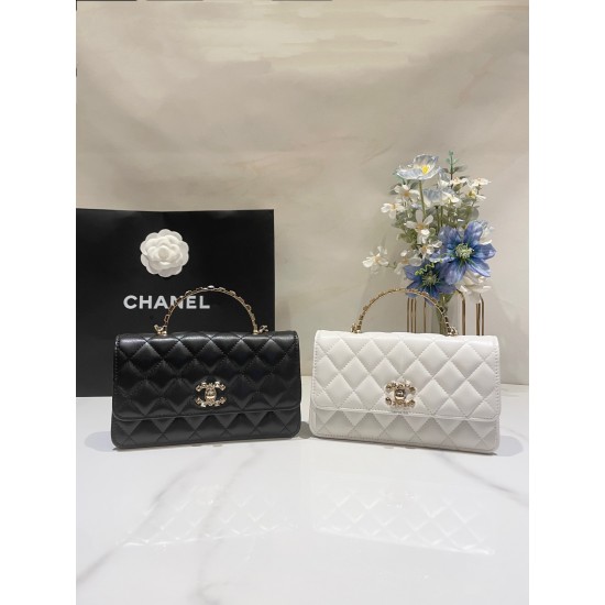 580 Chane1 24P Rhinestone Handle Woc Fragrance really fall in love at a glance Handle and Logo rhinestone details Blingbling really too la lining just enough size will be a high use of the bag AP3797 Size 185116cm