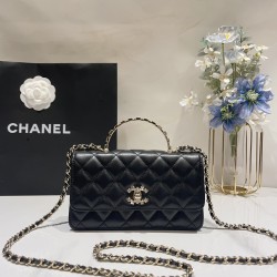 580 Chane1 24P Rhinestone Handle Woc Fragrance really fall in love at a glance Handle and Logo rhinestone details Blingbling really too la lining just enough size will be a high use of the bag AP3797 Size 185116cm
