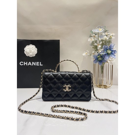 580 Chane1 24P Rhinestone Handle Woc Fragrance really fall in love at a glance Handle and Logo rhinestone details Blingbling really too la lining just enough size will be a high use of the bag AP3797 Size 185116cm