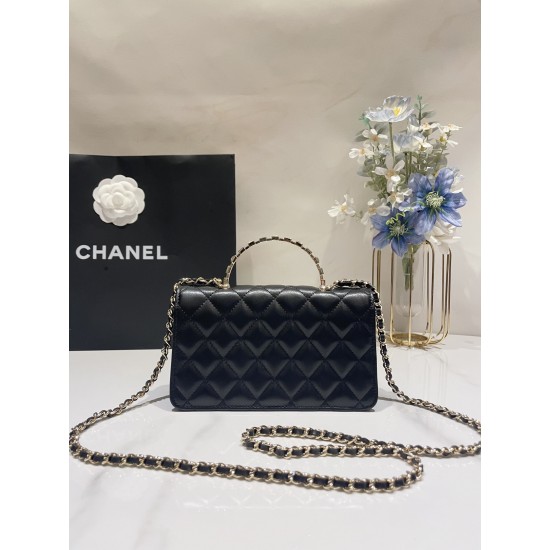580 Chane1 24P Rhinestone Handle Woc Fragrance really fall in love at a glance Handle and Logo rhinestone details Blingbling really too la lining just enough size will be a high use of the bag AP3797 Size 185116cm