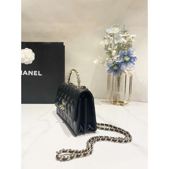 580 Chane1 24P Rhinestone Handle Woc Fragrance really fall in love at a glance Handle and Logo rhinestone details Blingbling really too la lining just enough size will be a high use of the bag AP3797 Size 185116cm