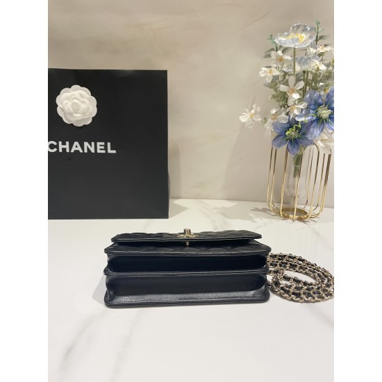 580 Chane1 24P Rhinestone Handle Woc Fragrance really fall in love at a glance Handle and Logo rhinestone details Blingbling really too la lining just enough size will be a high use of the bag AP3797 Size 185116cm