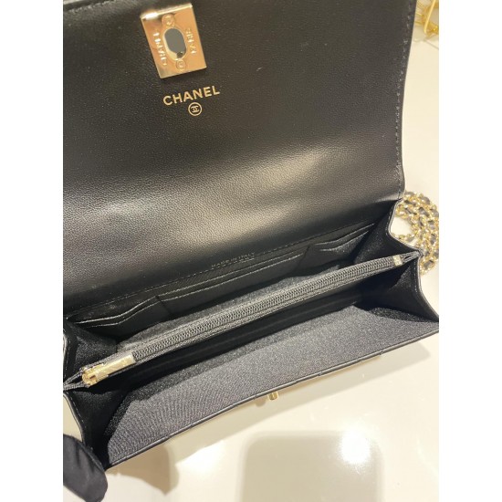 580 Chane1 24P Rhinestone Handle Woc Fragrance really fall in love at a glance Handle and Logo rhinestone details Blingbling really too la lining just enough size will be a high use of the bag AP3797 Size 185116cm