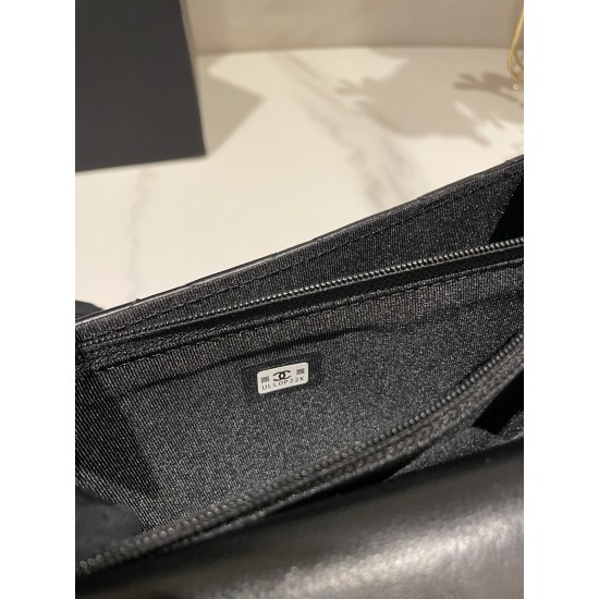 580 Chane1 24P Rhinestone Handle Woc Fragrance really fall in love at a glance Handle and Logo rhinestone details Blingbling really too la lining just enough size will be a high use of the bag AP3797 Size 185116cm