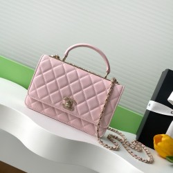 730 Drill Buckle Shining thousand gold Chanel Drill Buckle The real thing is really absolutely beautiful thousand gold both look and feel more exquisite than ever Chain holes and the letters on the metal bar are this with small diamonds in different light