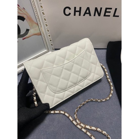 450 large explosive Chane AP1794 new imported cowhide fine ball pattern woc too love at a glance on the logo than the classic model of the larger half wear leather half wear gold chain is very delicate capacity do not worry about the loaded can be loaded 